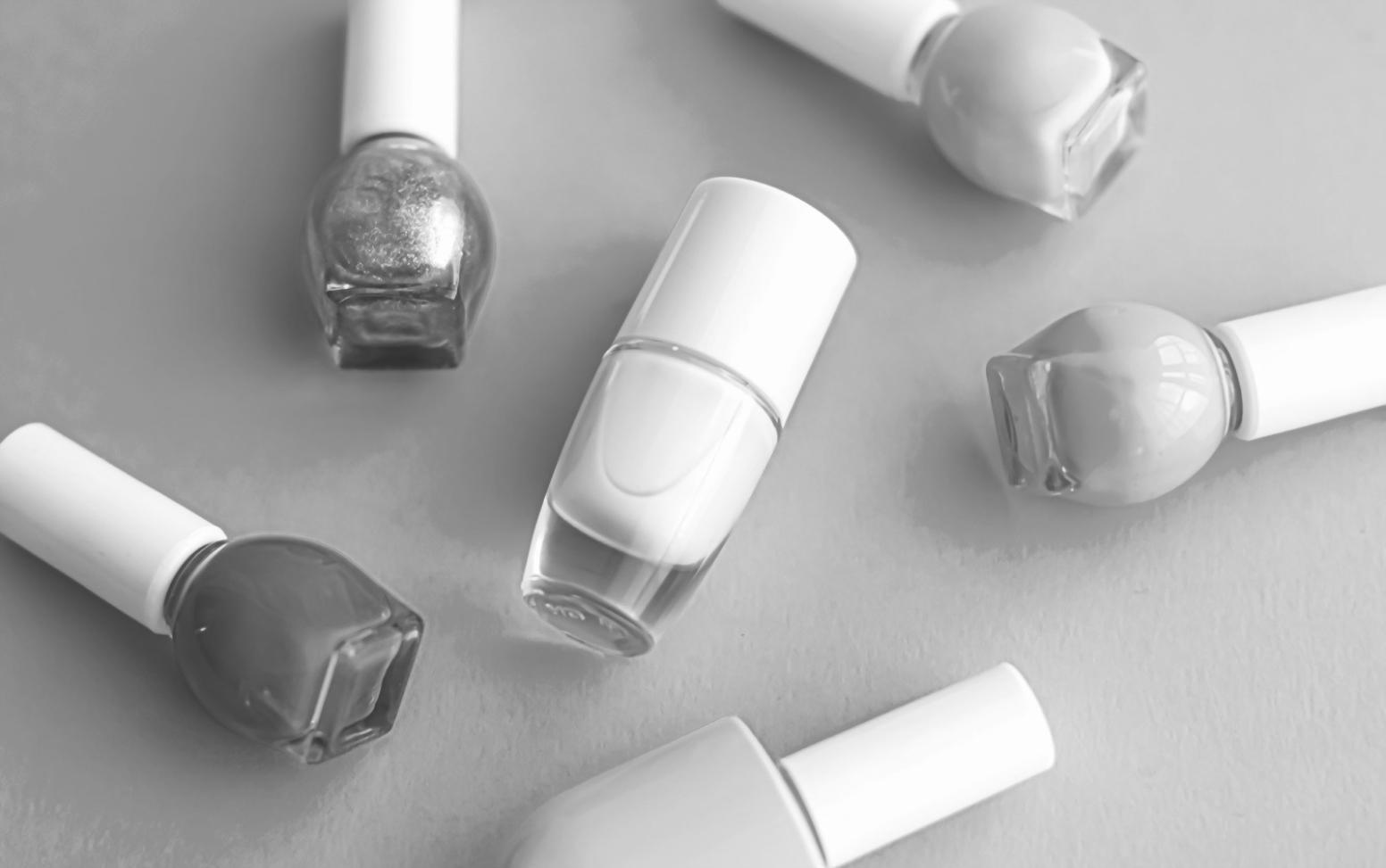 Sessione pratica di nail extension in corso con supervisione dell'istruttore